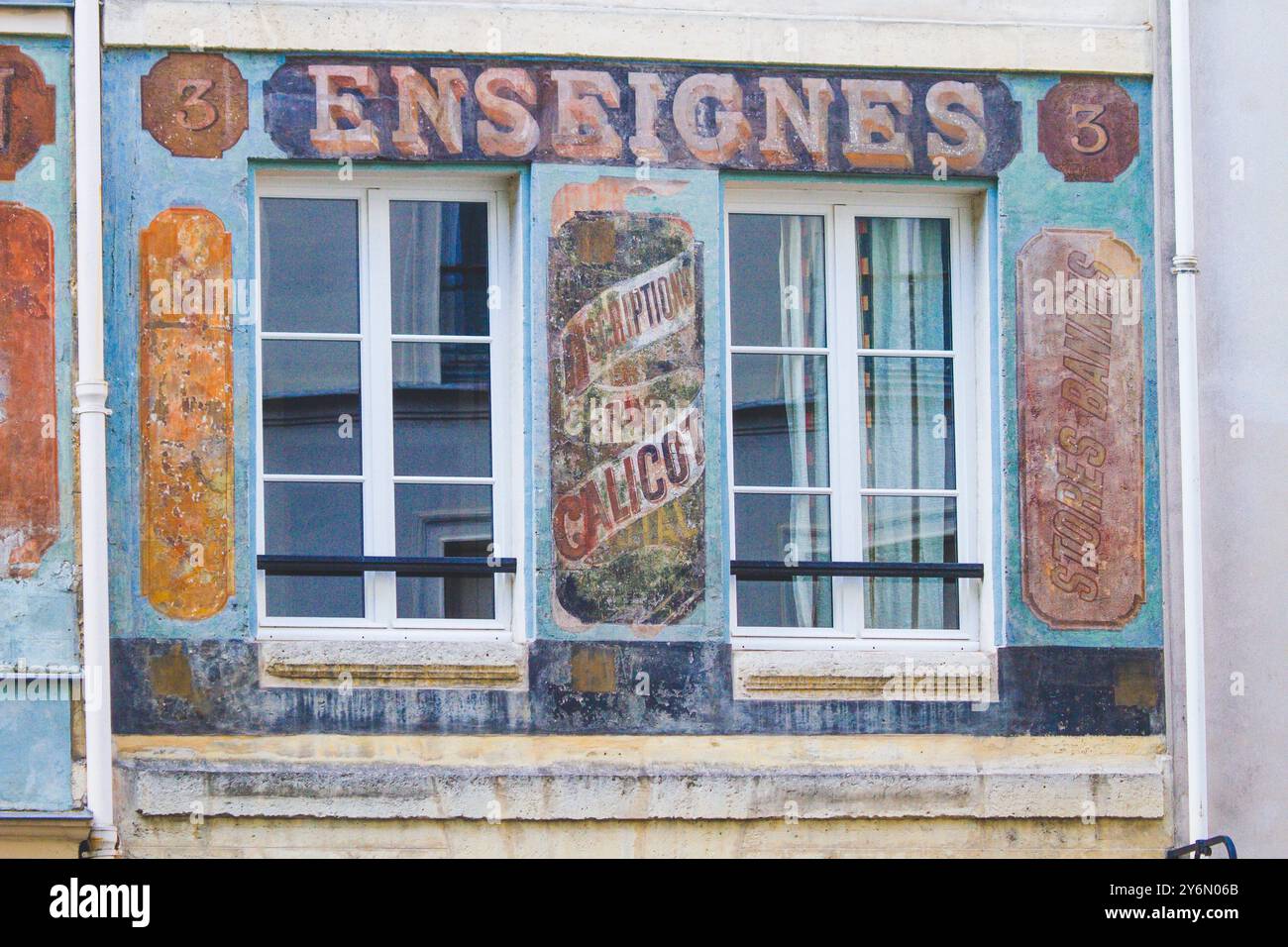 France, Paris, façade d'un immeuble du quartier Latin. rue des grands Degres, publicité peinte et enseigne, inscrite à l'inventaire du mon historique Banque D'Images
