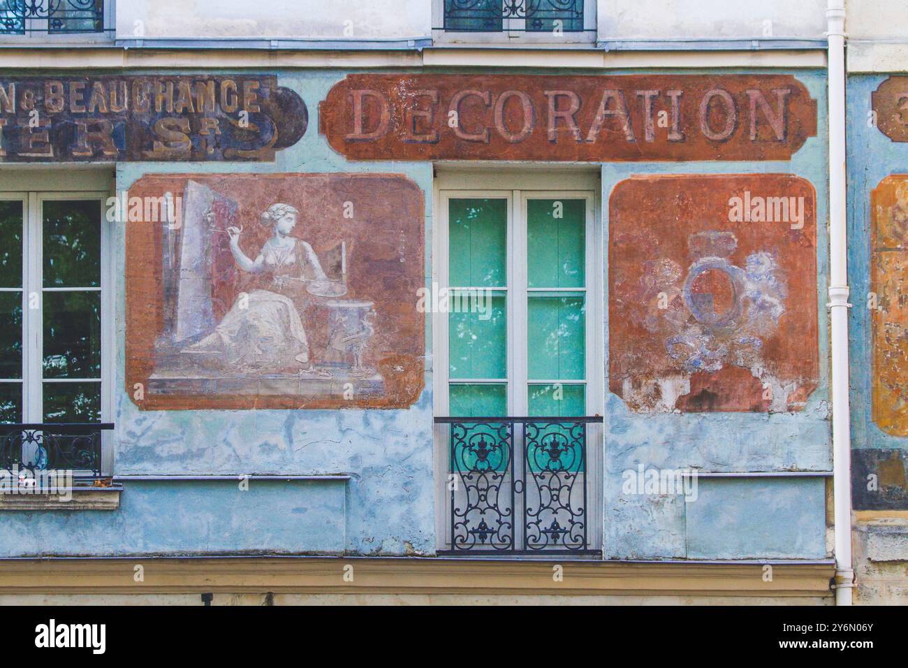 France, Paris, façade d'un immeuble du quartier Latin. rue des grands Degres, publicité peinte et enseigne, inscrite à l'inventaire du mon historique Banque D'Images