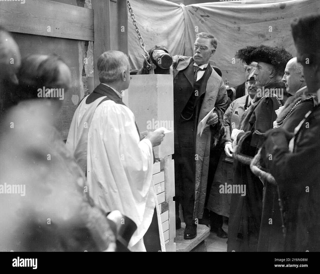 Londres. Le lord maire pose la première pierre du poste de police de New Snow Hill M. Joseph James Redding place un pot commémoratif dans la pierre. 9 avril 1926 Banque D'Images