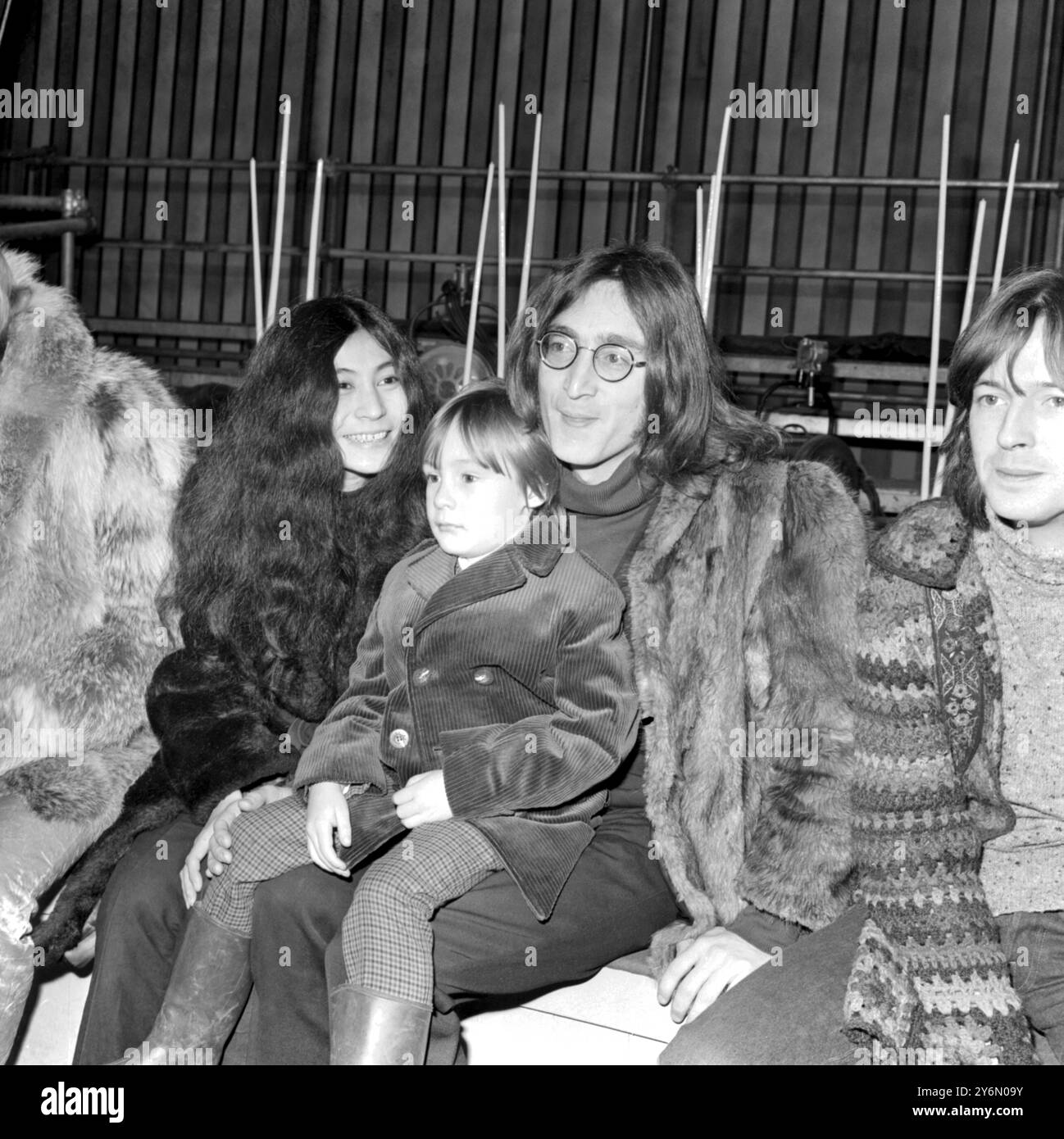 Regarder les répétitions pour Rolling Stones Rock and Roll Circus Show produit par le groupe à Intertel Sudios, Wembley 10 décembre 1968 John Lennon, avec son fils Julian sur ses genoux, Yoko Ono, Eric Clapton à droite Banque D'Images