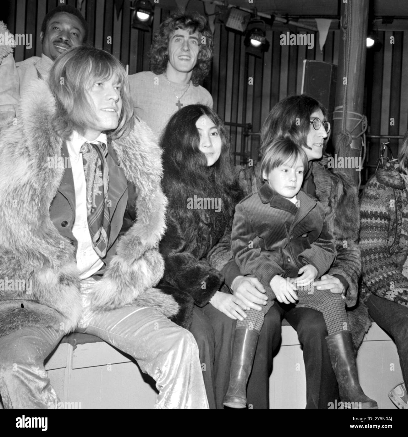 Regarder les répétitions pour Rolling Stones Rock and Roll Circus Show produit par le groupe à Intertel Sudios, Wembley 10 décembre 1968 John Lennon, avec son fils Julian sur ses genoux, Yoko Ono, Brian Jones à gauche et Roger Daltrey au milieu à l'arrière Banque D'Images