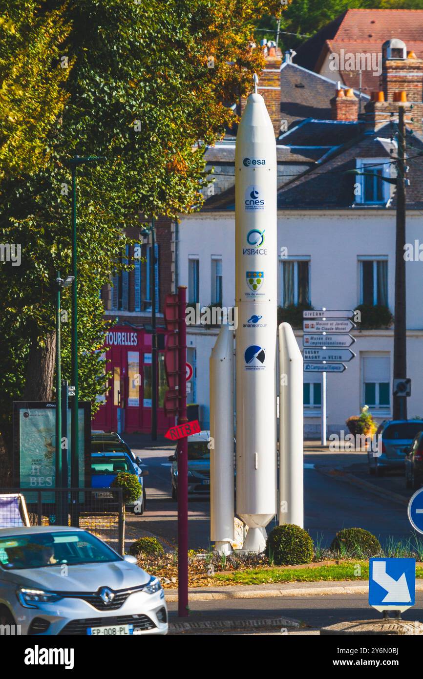 France, Normandie, Eure, Vernon, rond-point avec un décor fusée. Modèle de la fusée Ariane Banque D'Images