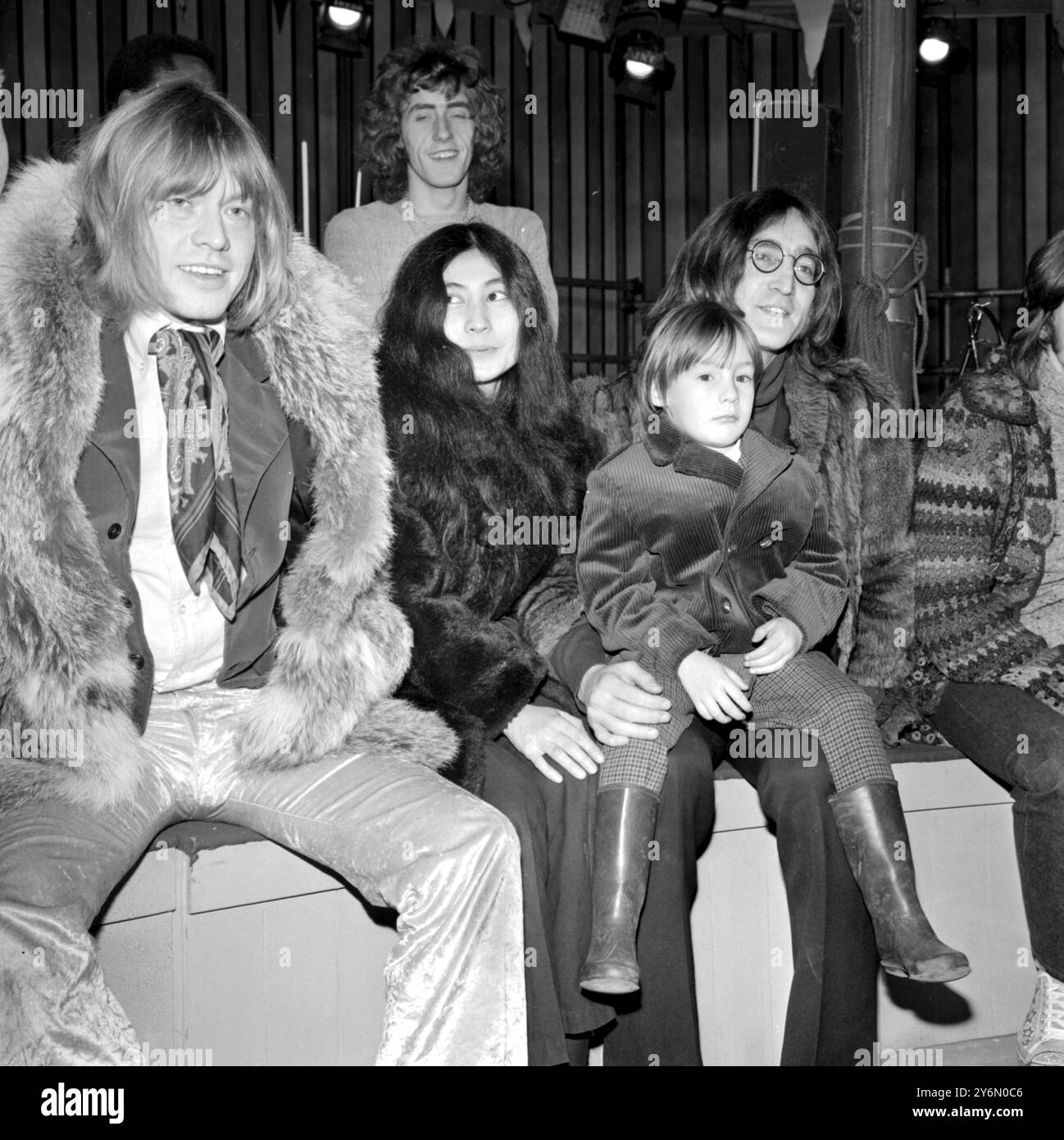 Regarder les répétitions pour Rolling Stones Rock and Roll Circus Show produit par le groupe à Intertel Sudios, Wembley 10 décembre 1968 John Lennon, avec son fils Julian sur ses genoux, Yoko Ono, Brian Jones à gauche, Roger Daltrey à l'arrière Banque D'Images