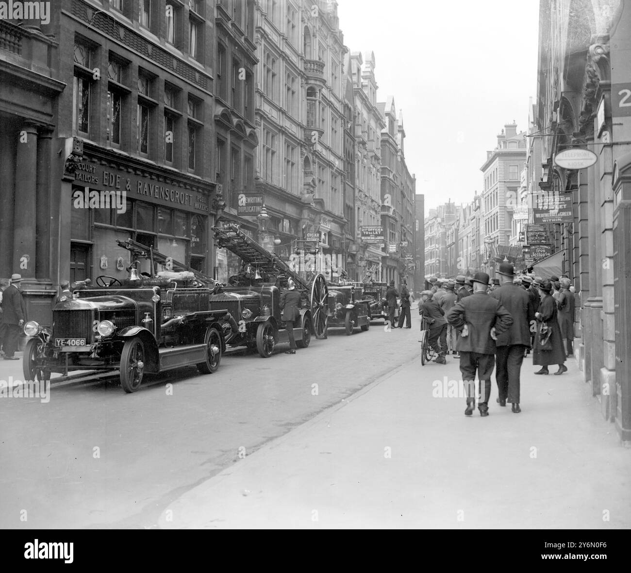 Londres. Chancery Lane (avec les pompiers Dennis illustrés). 10 août 1929 Banque D'Images