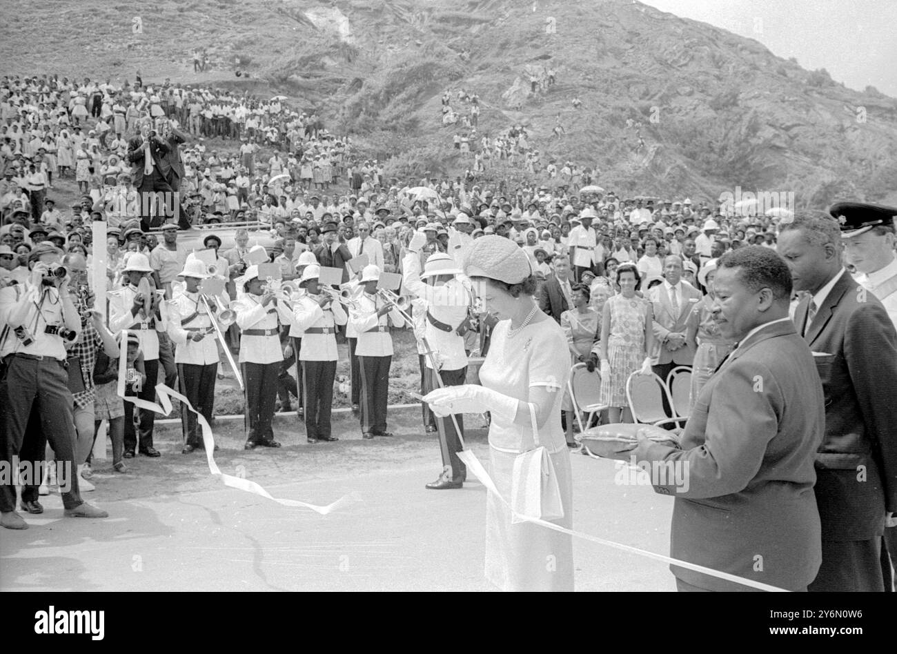 Barbade : Grande-Bretagne la reine Elizabeth II coupe le ruban pour ...