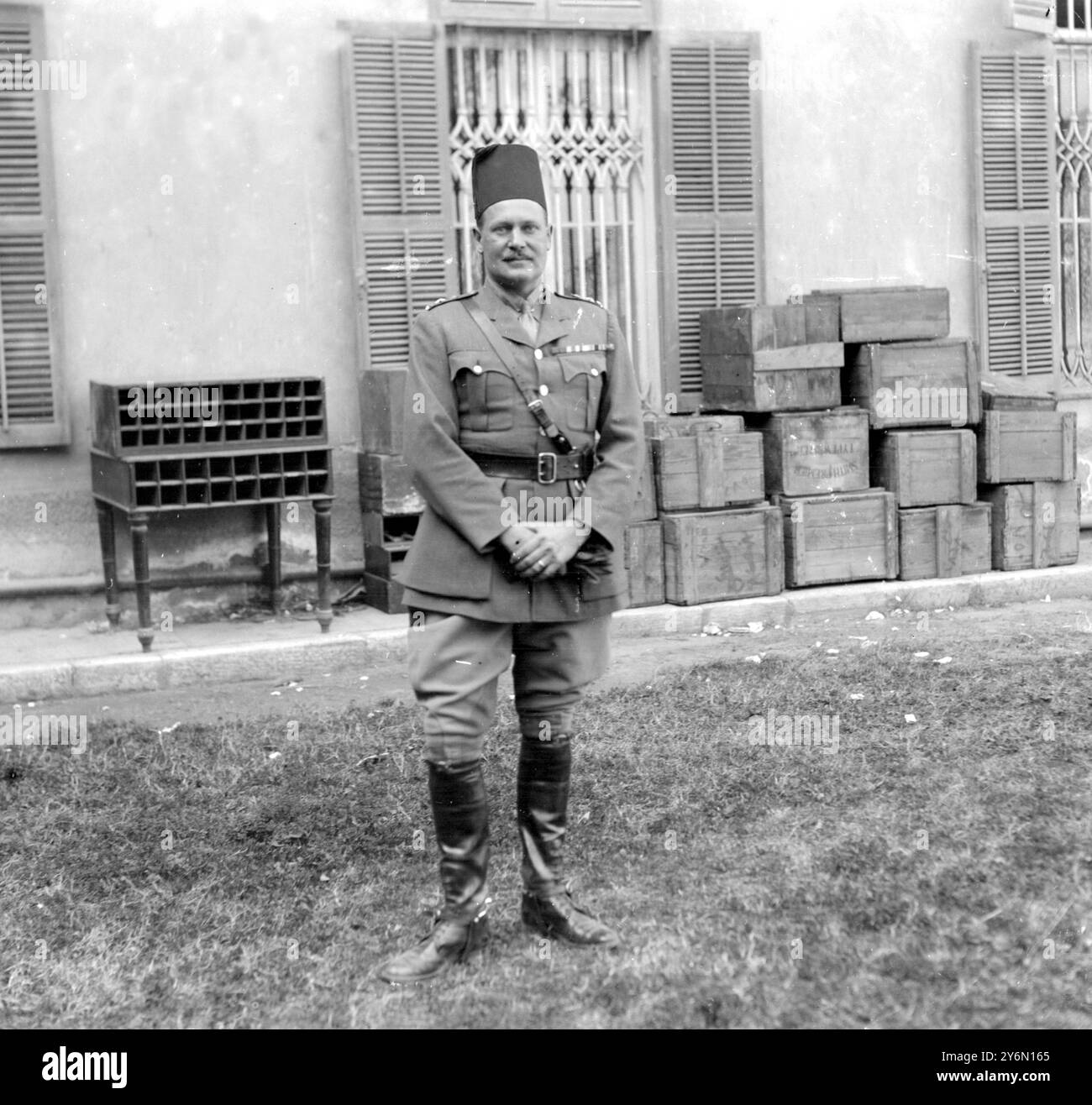 La saison du Caire. Major A. H. T. Chetwynd, O/C Camel corps, chargé de la patrouille qui a procédé à l'arrestation de personnes en attente de jugement au Caire en relation avec l'assassinat de feu Sirdar. Le major et son groupe discutaient alors que les beduins interceptaient le train dans lequel on savait que les suspects voyageaient dans le désert et ils les arrêtaient à bord. Février 1925 Banque D'Images