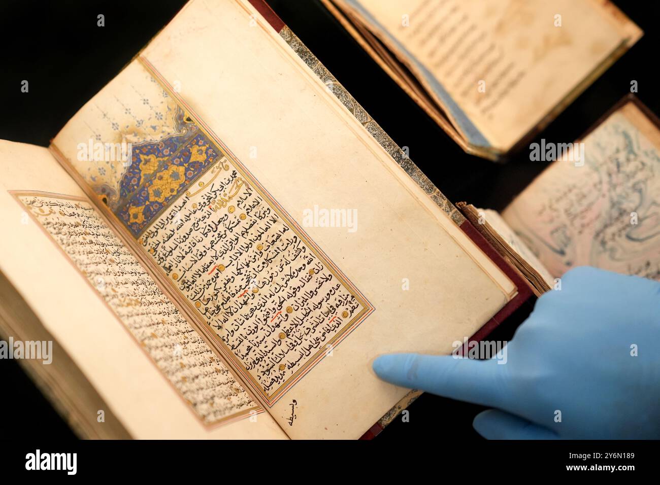 Un manuscrit arabe d'al-Makhzumi de l'EMPIR ottoman ein 1593 exposé lors de l'avant-première de "Endless Stories", une exposition de manuscrits rares arabes, persans et hébreux à la bibliothèque de l'Université de Cambridge, Cambridge. L’exposition expose pour la première fois quelques-uns des manuscrits les plus importants de ce type partout dans le monde, révélant comment l’Occident interagissait et voyait le monde islamique à partir du XIIIe siècle. Date de la photo : jeudi 26 septembre 2024. Banque D'Images
