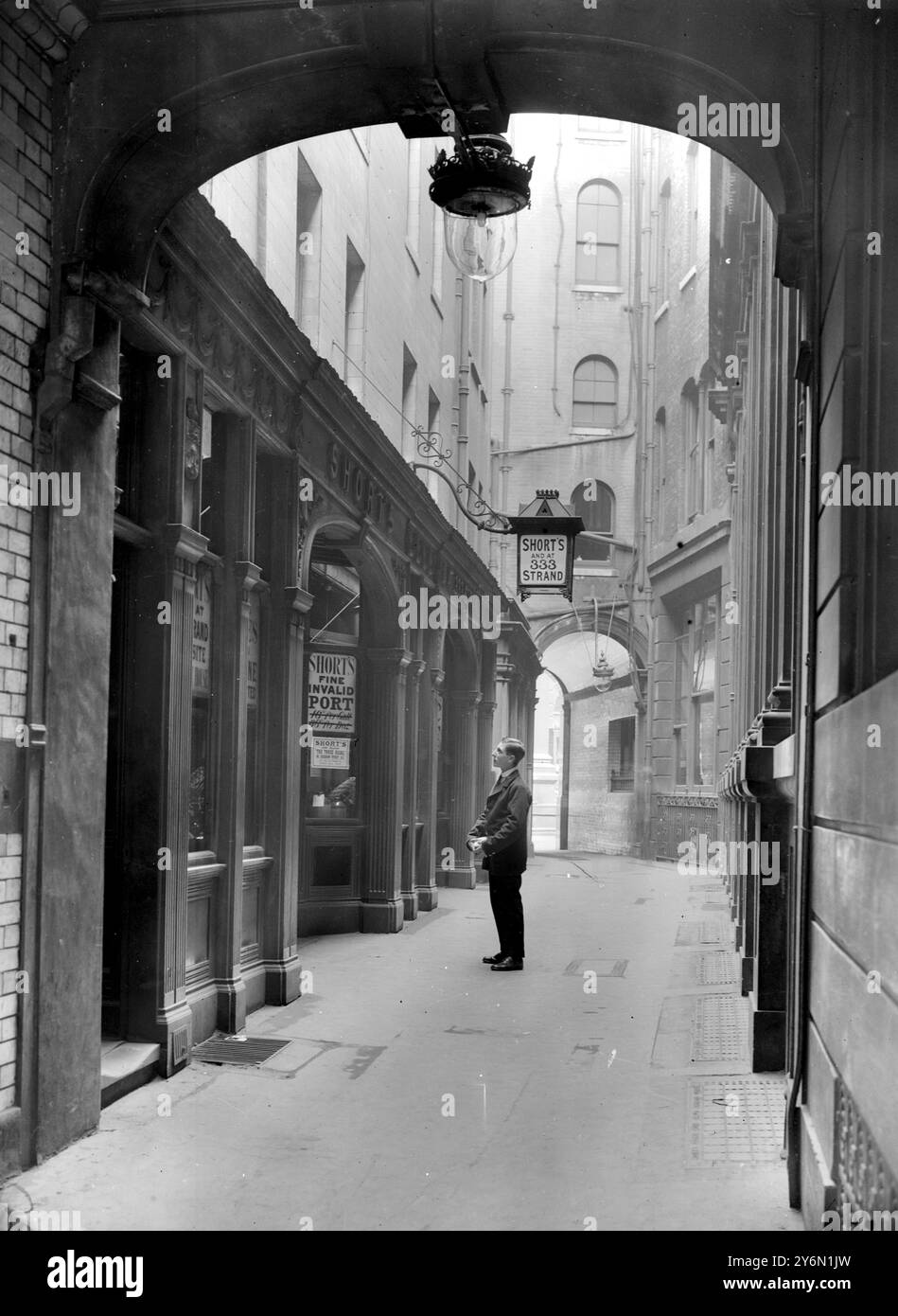 Londres - Pope's Head Taven and Alley disparaîtra lors de la construction de nouveaux bâtiments. 25 août 1925 Banque D'Images