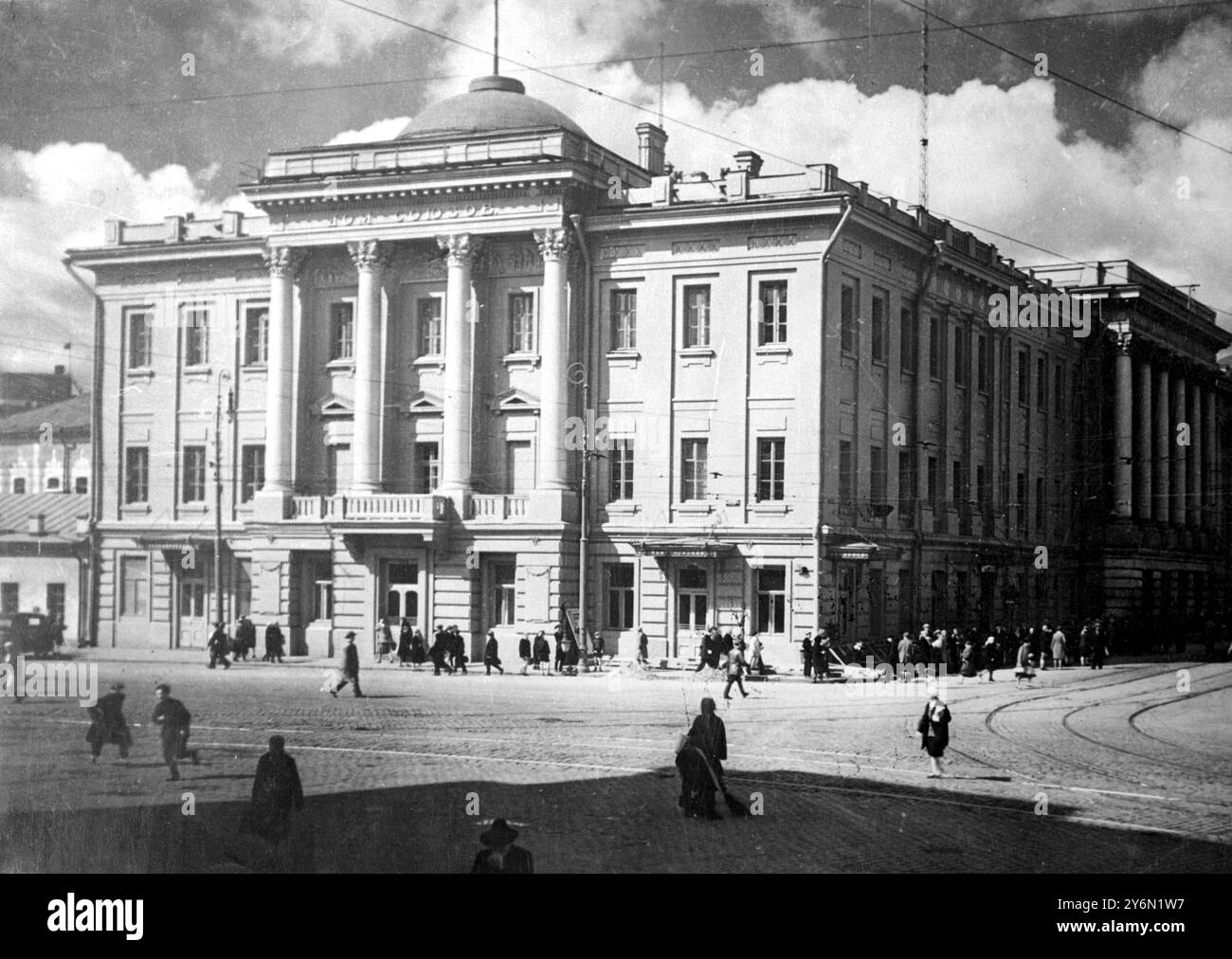 Ce qui est susceptible d'être le plus dramatique de la série de procès de masse pour trahison en Union soviétique s'ouvre aujourd'hui (mercredi) à la Chambre des syndicats - anciennement le Club des nobles - à Moscou. Vingt dirigeants soviétiques sont accusés de haute trahison et d'espionnage et du meurtre de trois citoyens soviétiques exceptionnels Mendjinsky, Kuishev et Maxime Gorki. 2 mars 1938 Banque D'Images