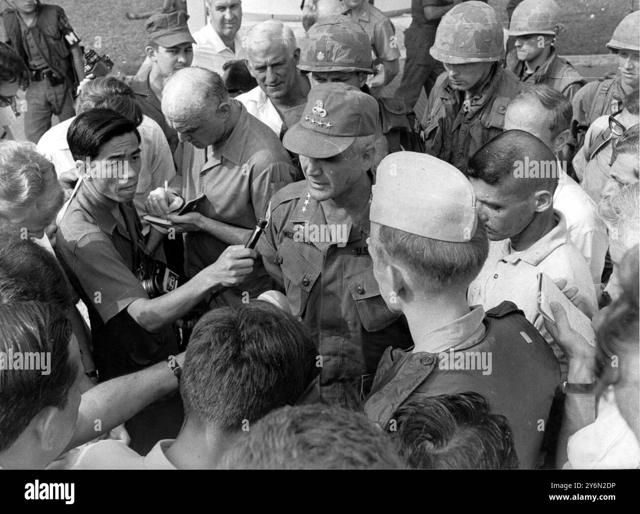 Le général William Westmoreland commandant des forces américaines au Vietnam discutant avec des journalistes après le riad "suicide" sur l'ambassade américaine ici le 31 janvier 1968 par les guérilleros Viet Cong 3 février 1968 Banque D'Images