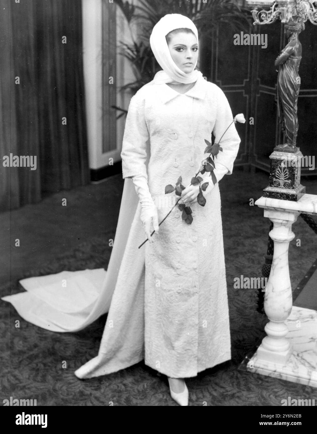 Rome : une robe de mariée insolite de la collection de Rome Designer Fendi montré récemment. La création frappante est en fourrure Breitschwanz et dispose d'un «chignon» de la même matière de fourrure pour accentuer la robe de style redingote donné une touche gracieuse avec un long voile blanc en mousseline et un faux train. Sa couleur est appelée 'Natural Britschwanz. 21 octobre 1965 Banque D'Images