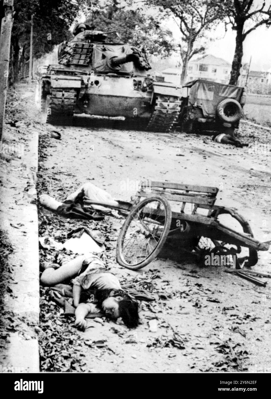 Hue, Sud-Vietnam : deux corps vietnamiens et un chariot froissé se trouvent sur le chemin d'un char et un troisième corps se trouve derrière l'épave d'une jeep au plus fort de la bataille pour Hue. Février 3rd. Hier, un porte-parole des États-Unis a rapporté que les Marines américains avaient hissé le drapeau communiste et repris la ville. La domination communiste de la ville a semblé s'effondrer après sept jours de combats de main - à main. 7 février 1968 Banque D'Images