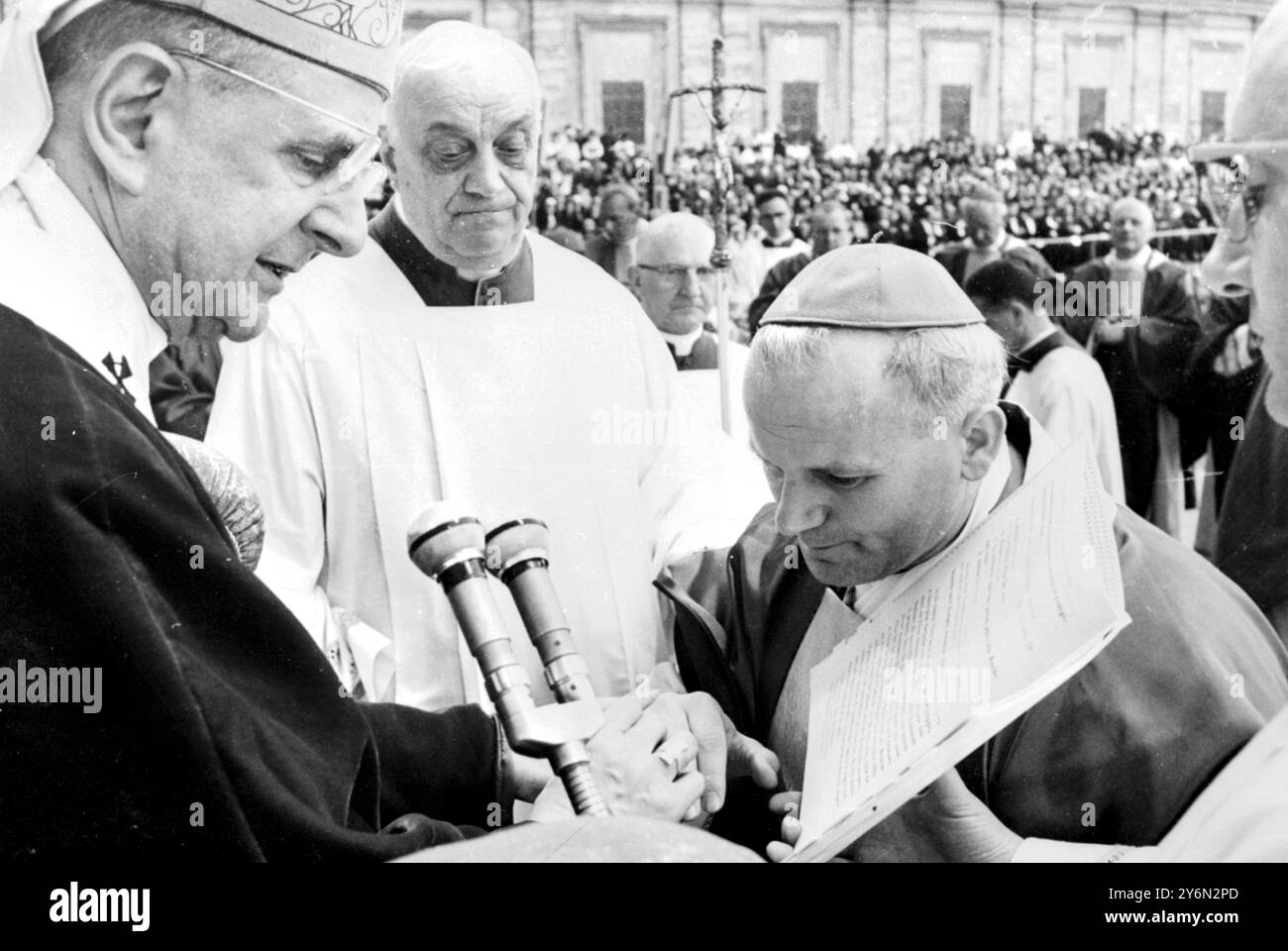Cité du Vatican Rome, Italie : Karlo Cardinal Wojtyla de Pologne reçoit son anneau de fonction du Pape PaulVI lors d'une messe sur la place Saint-Pierre le jour de la fête de Saint-Pierre et SDT Paul. Le Pape Paul a célébré la messe 24 nouveaux Cardinaux.. 1er juillet 1967 Banque D'Images