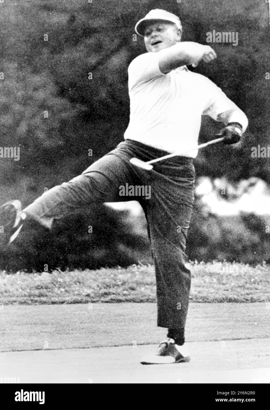 Springfield, New Jersey : Jack Nicklaus, vainqueur de l'Open Tournament des états-Unis, saute de joie après avoir coulé un putt pour un birdie sur le 18ème trou. Il termine l'ouverture avec un 5 sous le par 275. 18 juin 20 juin 1967 Banque D'Images