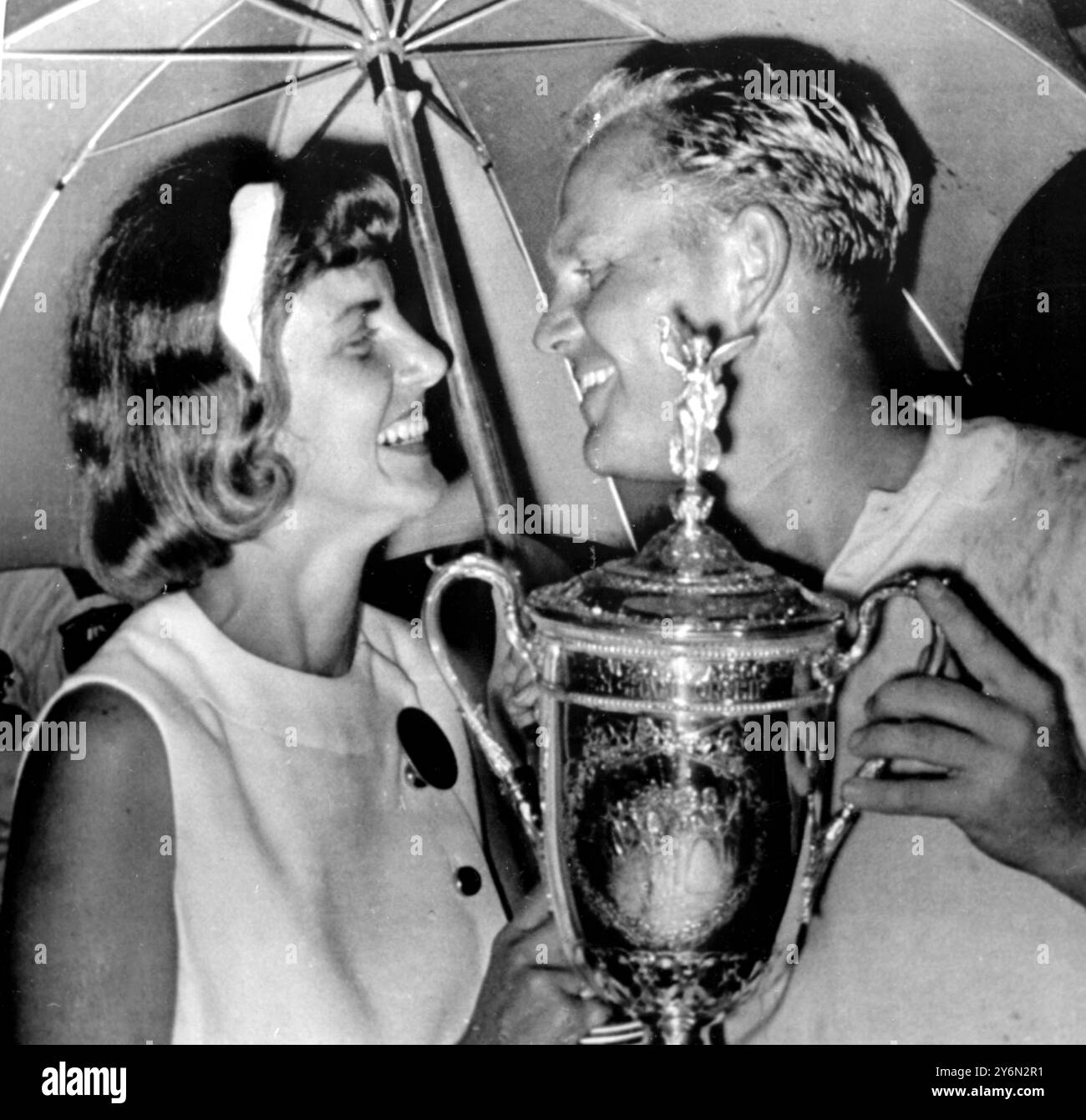 Springfield, New Jersey : le vainqueur du United States Open Golf Champion, Jack Nicklaus échange des sourires après que son wiffe Barbara aftfer se voit décerner le trophée au 18e green. Jack a remporté le championnat avec un total record de 275, dont un dernier record de 65. Il est suivi par Arnold Palmer, Don January et Bily Casper. 20 juin 1967 Banque D'Images