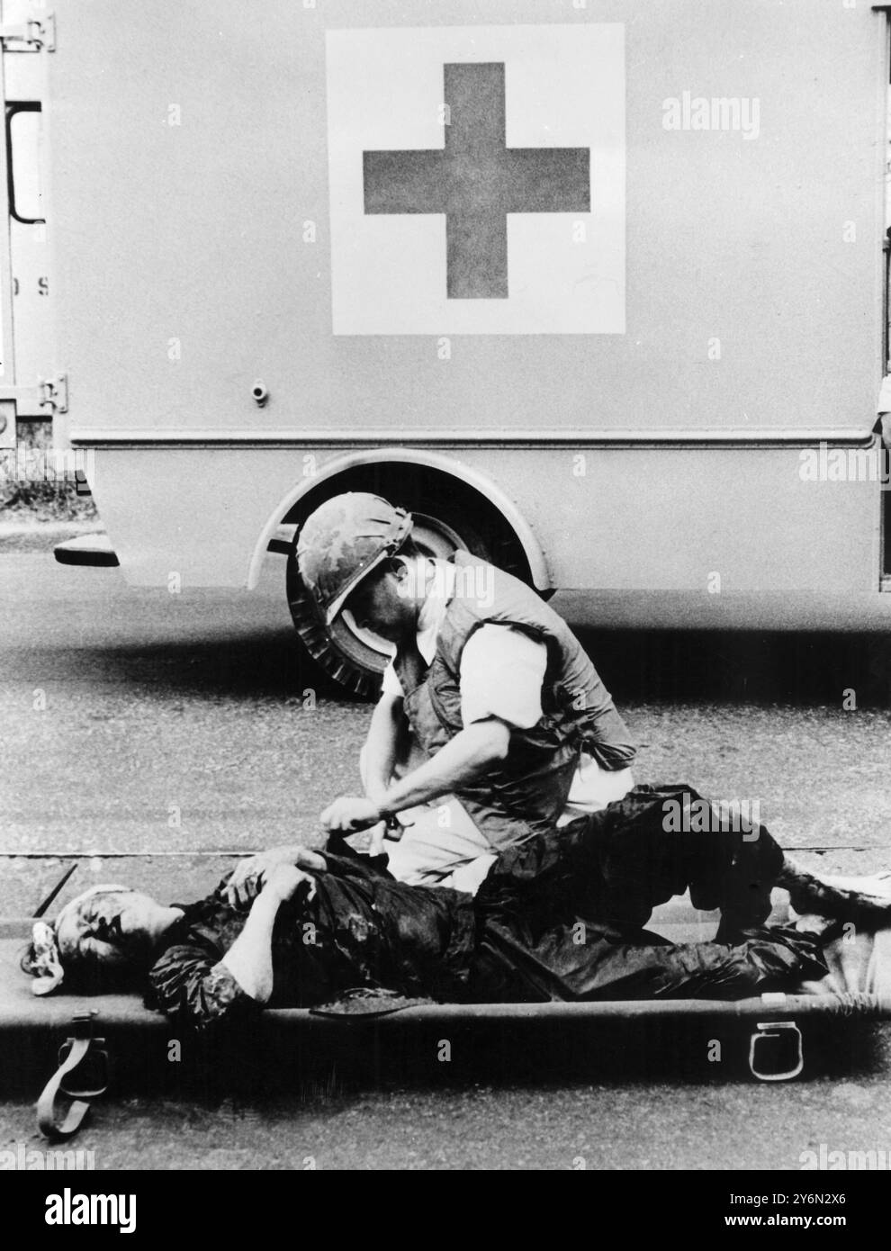 Malgré le fait qu'il était l'un des guérilleros Viet Cong capturés à l'ambassade américaine lors d'une attaque surprise le 31 janvier 1968, il est soigné pour ses blessures par le médecin de l'armée américaine après avoir été retiré du bâtiment. Saigon n'était qu'une des nombreuses villes touchées par le Viet Cong dans une attaque concertée contre le Sud-Vietnam. Banque D'Images