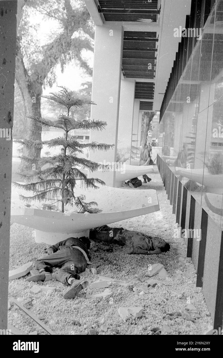 Siagon : les corps des terroristes Viet Cong tués gisent contre un mur de l'ambassade des États-Unis ici lors de l'attentat-suicide sur le bâtiment le 31 janvier. Les Nord-Vietnamiens ont écrasé le complexe et ont commandé la position pendant six heures avant d'être écrasés par des parachutistes de l'armée américaine atterris par hélicoptère. 3 février 1968 Banque D'Images