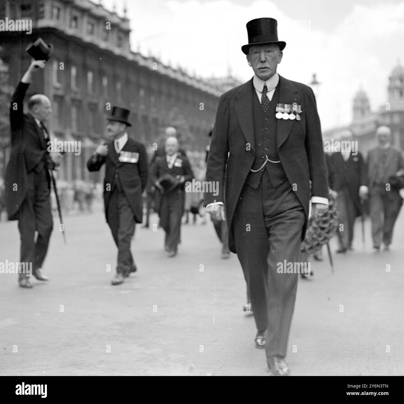 Au cénotaphe. Lord Craigavon après avoir déposé une couronne sur le cénotaphe au nom des hommes d'Ulster tués dans la guerre de Geat. 1er juillet 1939. Banque D'Images