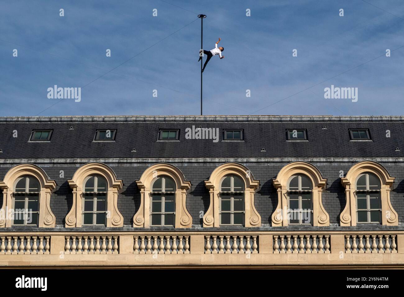 France. Paris. 1er arrondissement. Palais royal. 17 septembre 2023. Journées du patrimoine. Spectacle « Horizon » de la société « L’oubliée ». Acrobaties et parkour show o Banque D'Images France. Paris. 1er arrondissement. Palais royal. 17 septembre 2023. Journées du patrimoine. Spectacle « Horizon » de la société « L’oubliée ». Acrobaties et parkour show o Banque D'Images