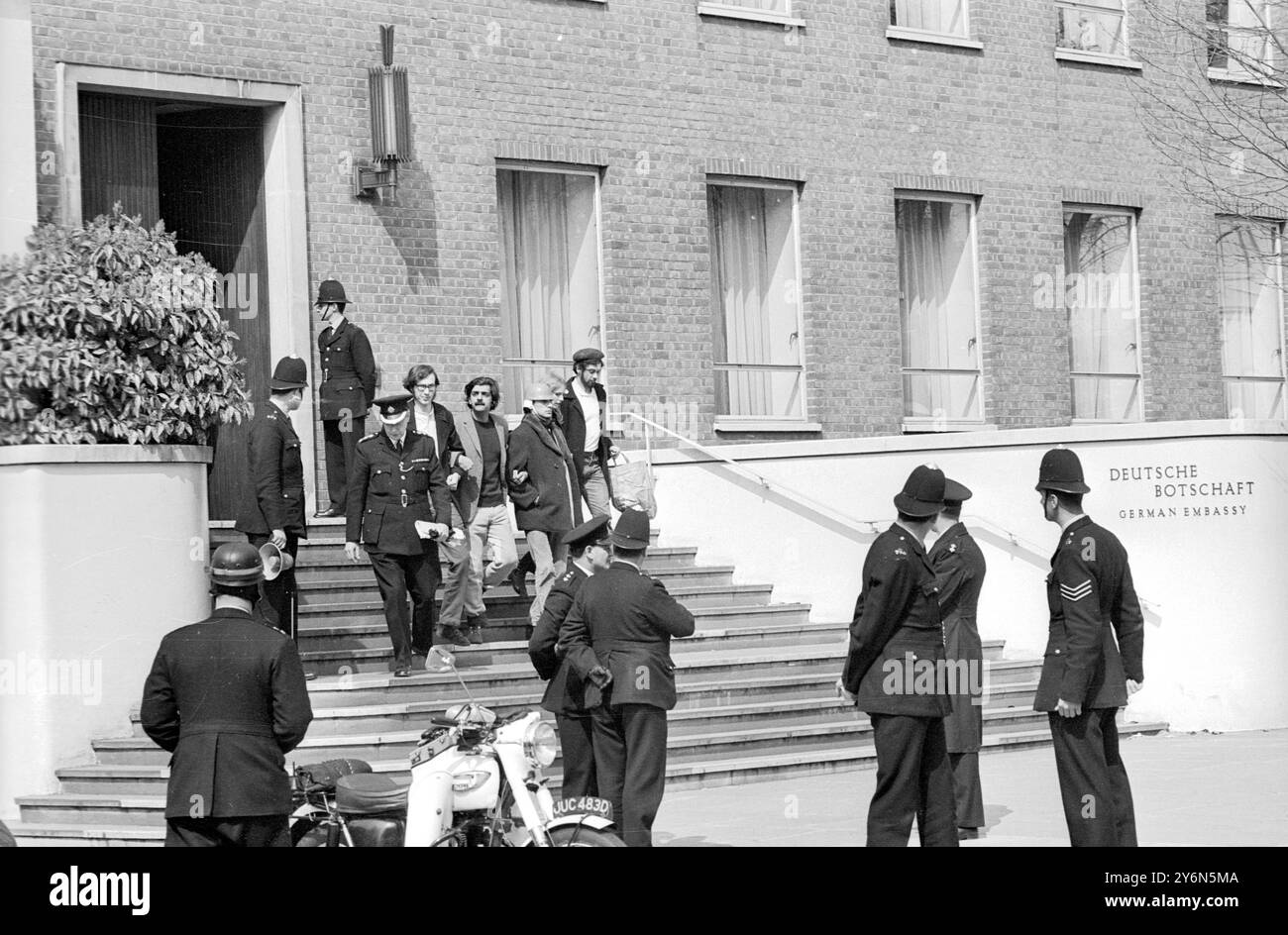 Londres : Tariq Ali , ancien président de l'Union des étudiants de l'Université d'Oxford, et organisateur de la grave manifestation du mois dernier devant l'ambassade américaine, s'adresse aujourd'hui aux manifestants près de l'ambassade allemande à Londres. Les manifestants , menés par la campagne de solidarité du Vietnam, ont marché sur l'ambassade pour soutenir les étudiants allemands dans les manifestations qui ont suivi la fusillade de leur leader de gauche Rudi Dutschke jeudi dernier. De forts cordons de police gardaient l'ambassade, mais une délégation de quatre hommes a été autorisée à présenter une pétition. 15 avril 1968 Banque D'Images
