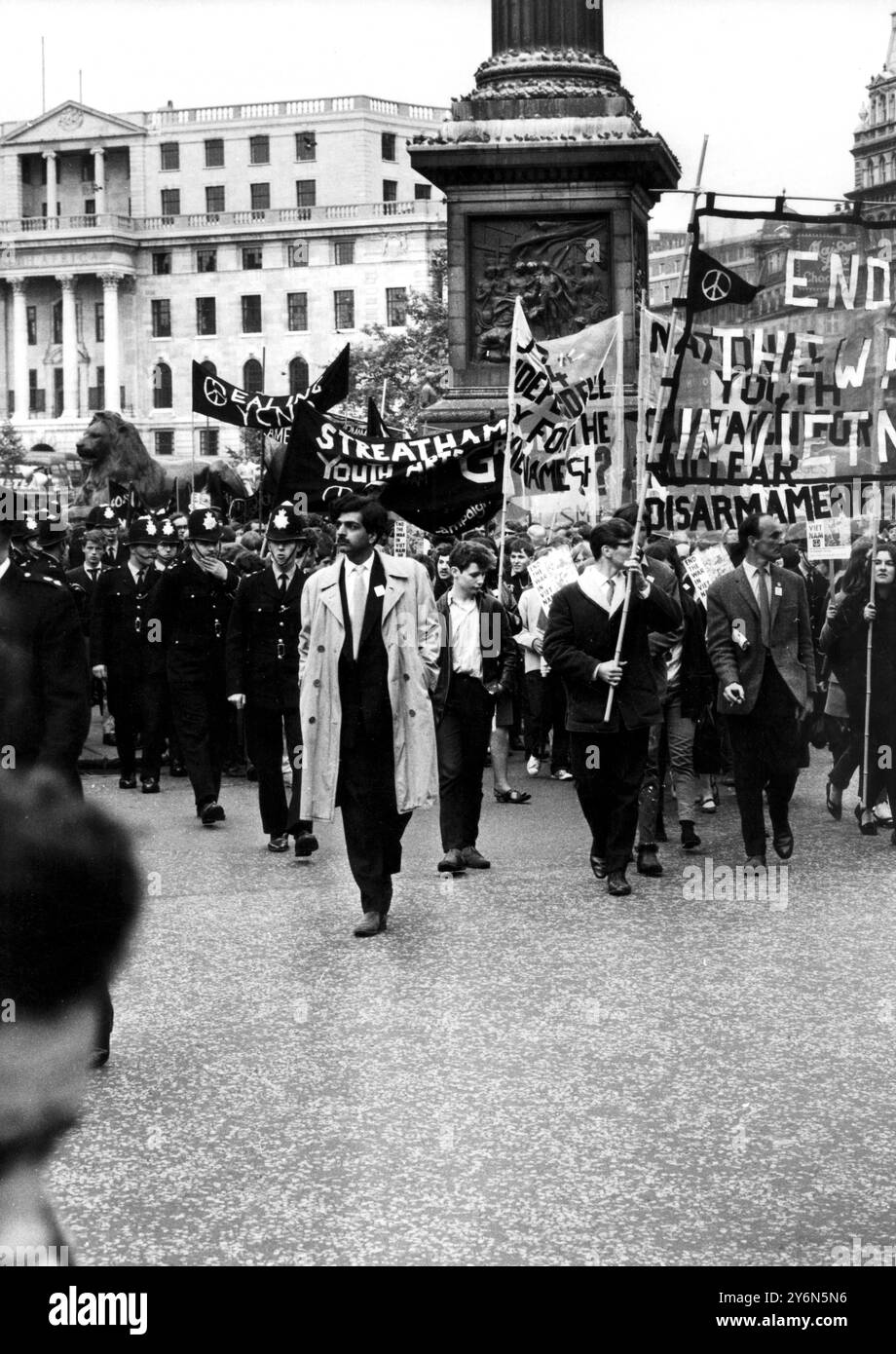 Tariq Ali lors d'une autre manifestation « End the War in Vietnam » à Londres. Environ 500 jeunes ont défilé jusqu’à une réunion de Trafalgar Square, puis sont repartis pour l’ambassade américaine pour remettre une note de protestation contre l’action américaine au Vietnam. Le portest du dimanche soir était organisé par la campagne de la jeunesse pour le désarmement nucléaire. 5 juillet 1965 Banque D'Images