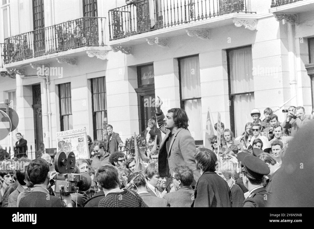 Londres : Tariq Ali , ancien président de l'Union des étudiants de l'Université d'Oxford, et organisateur de la grave manifestation du mois dernier devant l'ambassade américaine, s'adresse aujourd'hui aux manifestants près de l'ambassade allemande à Londres. Les manifestants , menés par la campagne de solidarité du Vietnam, ont marché sur l'ambassade pour soutenir les étudiants allemands dans les manifestations qui ont suivi la fusillade de leur leader de gauche Rudi Dutschke jeudi dernier. De forts cordons de police gardaient l'ambassade, mais une délégation de quatre hommes a été autorisée à présenter une pétition. 15 avril 1968 Banque D'Images