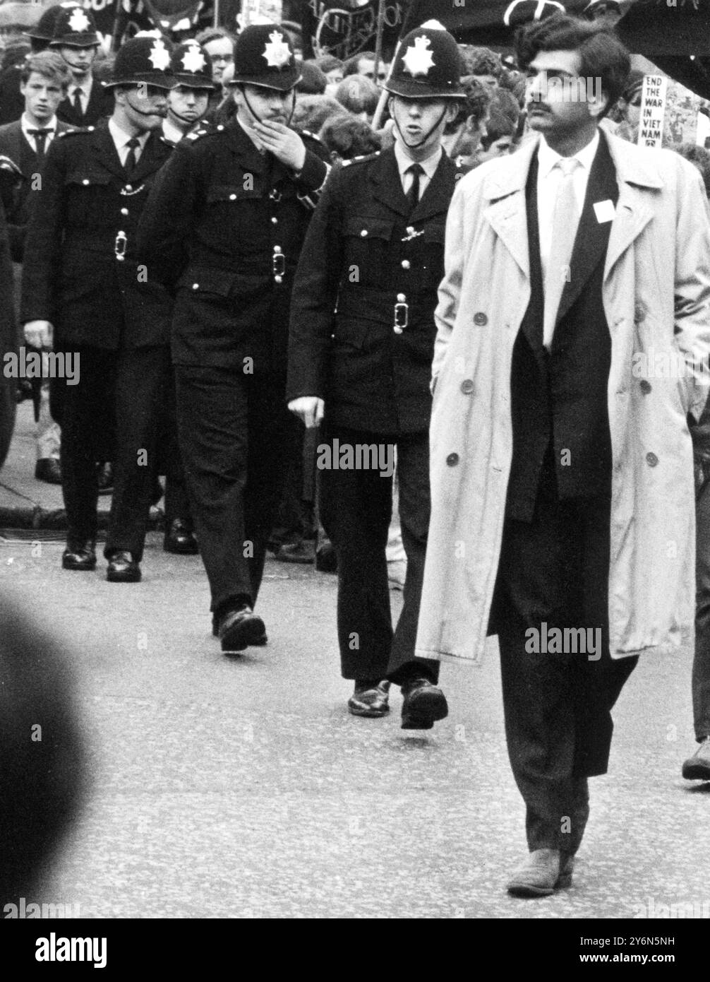 Tariq Ali lors d'une autre manifestation « End the War in Vietnam » à Londres. Environ 500 jeunes ont défilé jusqu’à une réunion de Trafalgar Square, puis sont repartis pour l’ambassade américaine pour remettre une note de protestation contre l’action américaine au Vietnam. Le portest du dimanche soir était organisé par la campagne de la jeunesse pour le désarmement nucléaire. 5 juillet 1965 Banque D'Images
