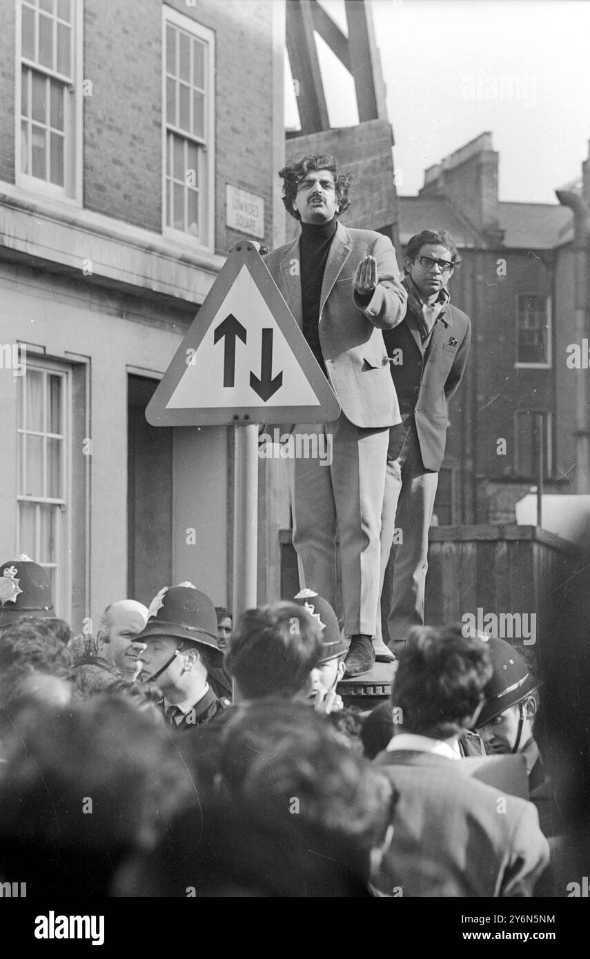 Londres : Tariq Ali, leader étudiant d'origine pakistanaise, tient un pilier-box près du Haut-commissariat du Pakistan à Lowndes Square, Londres, cet après-midi, pour prononcer un discours, alors que quelque 500 Pakistanais ont défilé de hyde Park au bâtiment pour protester contre la loi martiale en vigueur dans leur pays. Les marcheurs ont scandé "à bas avec Geneal Yahya Khan", le nouveau Président du Pakistan qui a intoïté la loi martiale au Pakistan il y a 12 jours. Quelques bagarres ont éclaté entre la police et les manifestants. 6 avril 1969 Banque D'Images