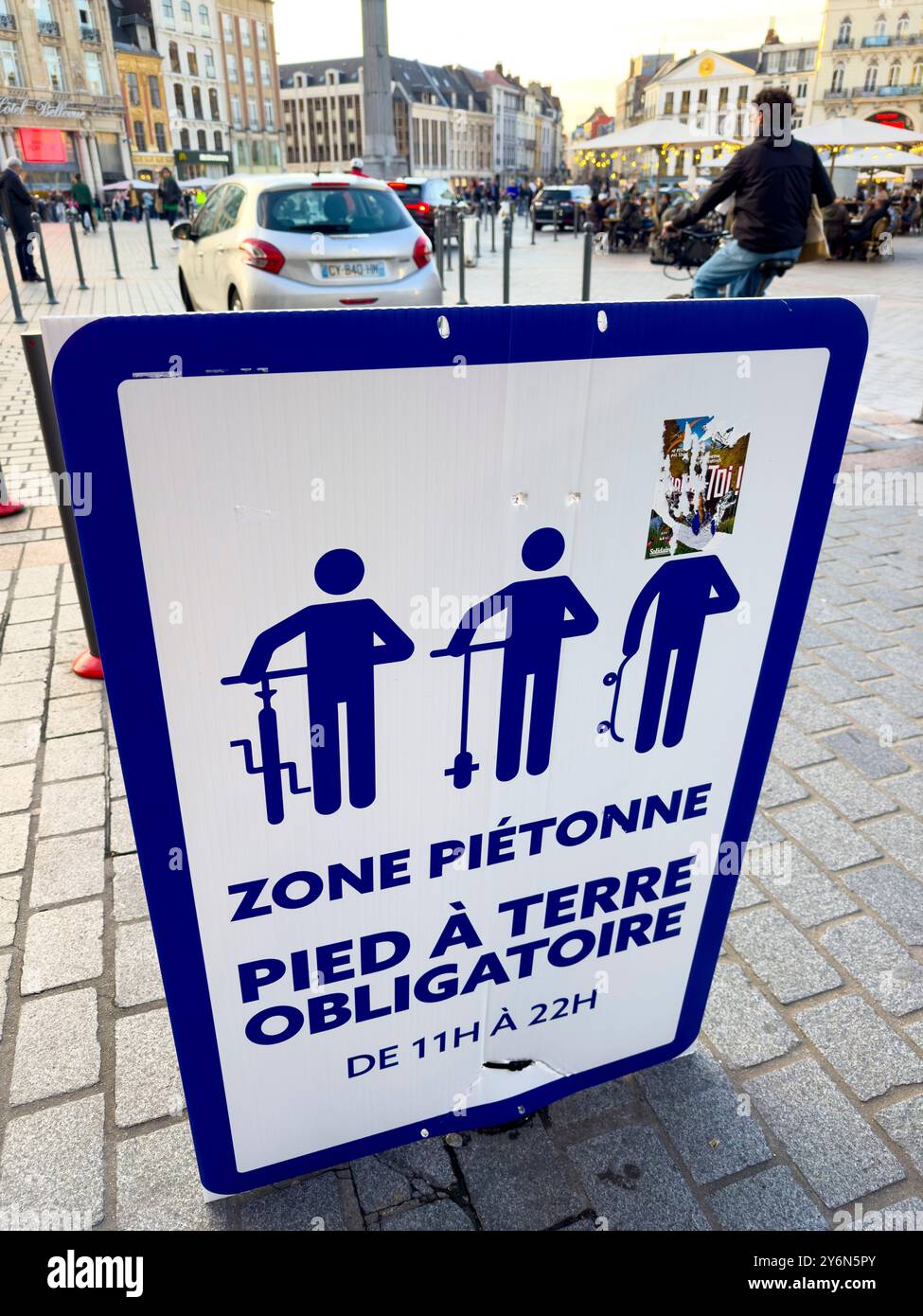 Hauts de France, département du Nord, Lille, zone où les utilisateurs de scooters, vélos ou skateboards doivent descendre Banque D'Images