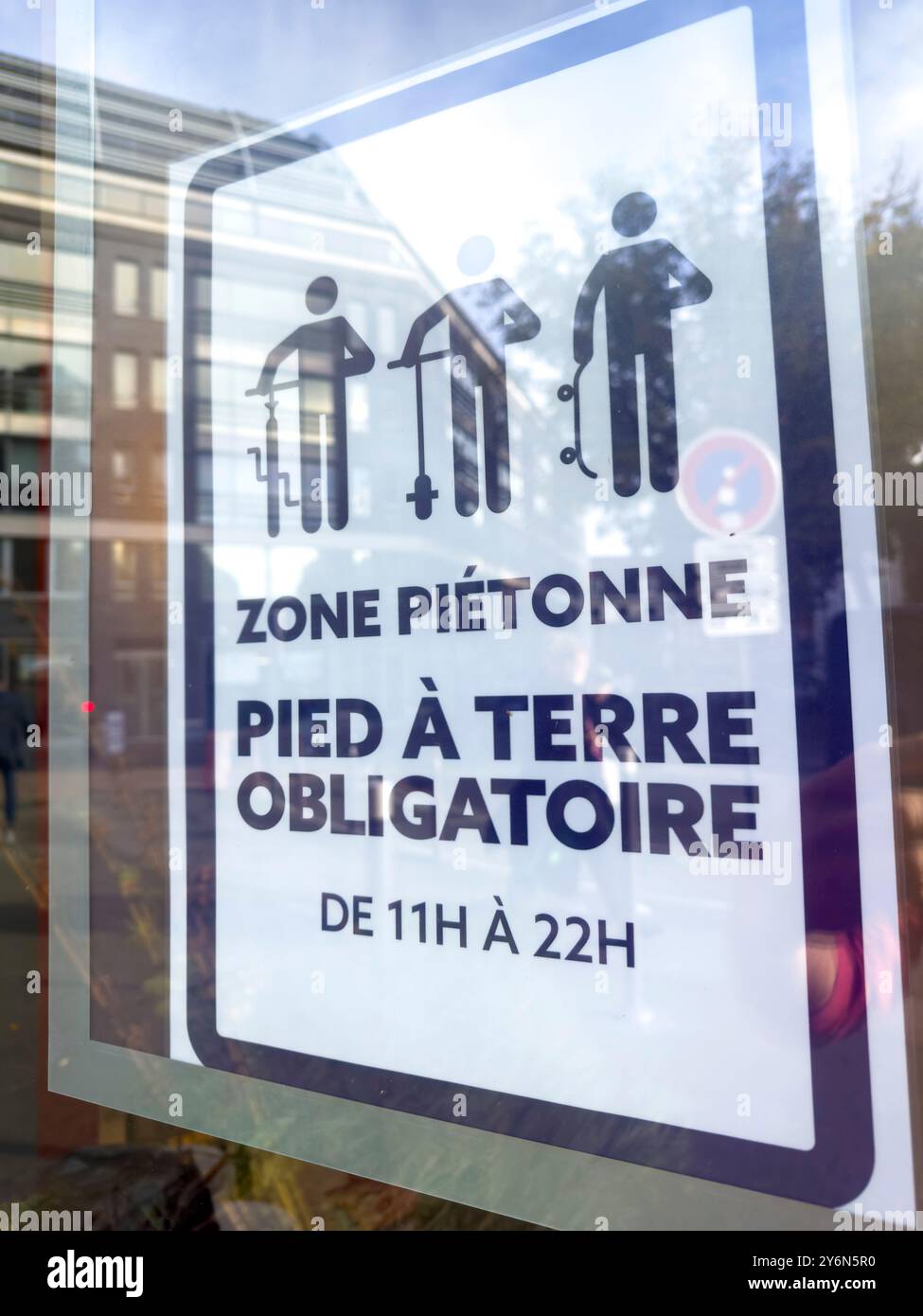 Hauts de France, département du Nord, Lille, zone où les utilisateurs de scooters, vélos ou skateboards doivent descendre Banque D'Images