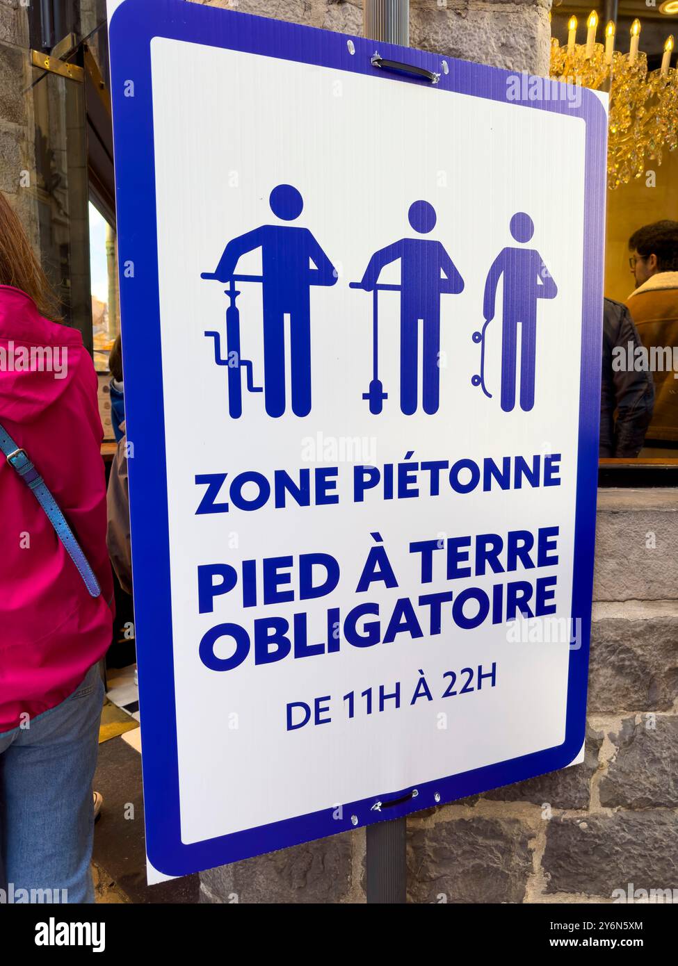 Hauts de France, département du Nord, Lille, zone où les utilisateurs de scooters, vélos ou skateboards doivent descendre Banque D'Images