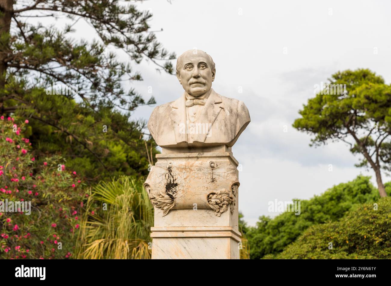 Trapani, Sicile, Italie - 25 septembre 2016 : Busto à Antonio Turretta, grand chirurgien, dans le parc de Town Holl (villa Comunale), viale Regina Margher Banque D'Images