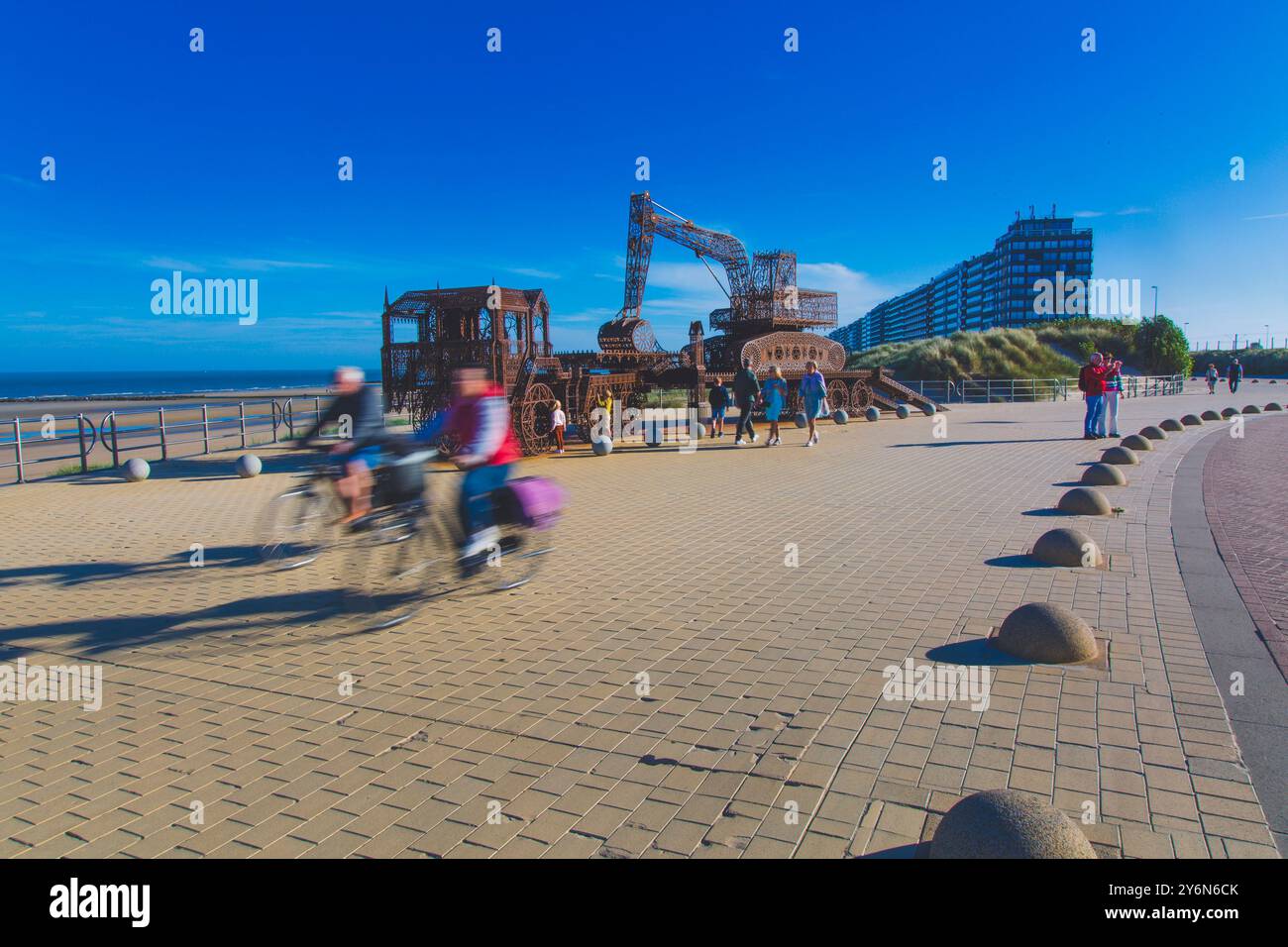 Belgique, région flamande, Flandre occidentale, Middelkerke, Westende, la digue, œuvre d'art : Caterpillar # 5 par Wim Delvoye Banque D'Images