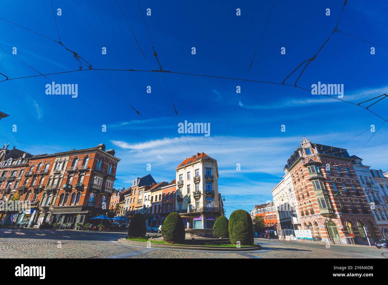 Belgique, Bruxelles, Saint-Gilles, les câbles du tramway, porte-eau est une statue en bronze de Julien Dillens érigée au centre de la barrière de Saint-Gil Banque D'Images
