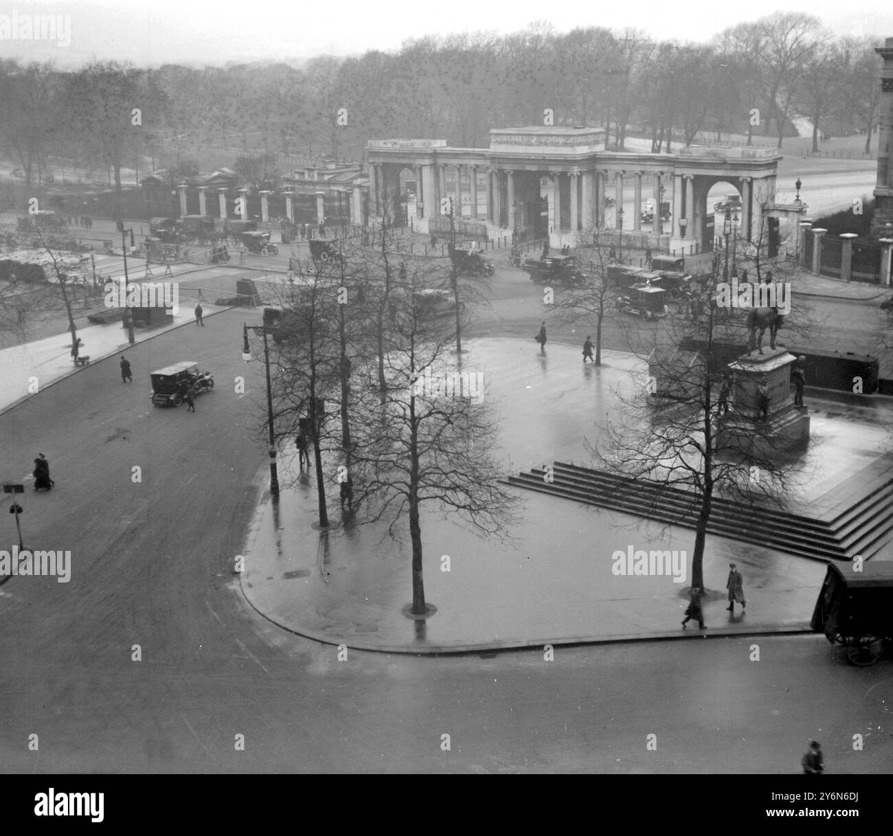 Le poste de police de Wellington Arch. Hyde Park Corner vu de l'Arche. 13 février 1920 Banque D'Images
