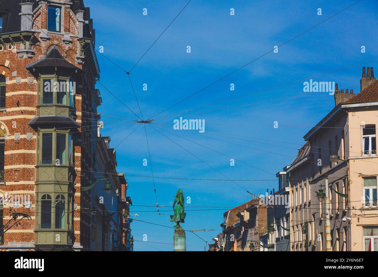 Belgique, Bruxelles, Saint-Gilles, les câbles du tramway, porte-eau est une statue en bronze de Julien Dillens érigée au centre de la barrière de Saint-Gil Banque D'Images