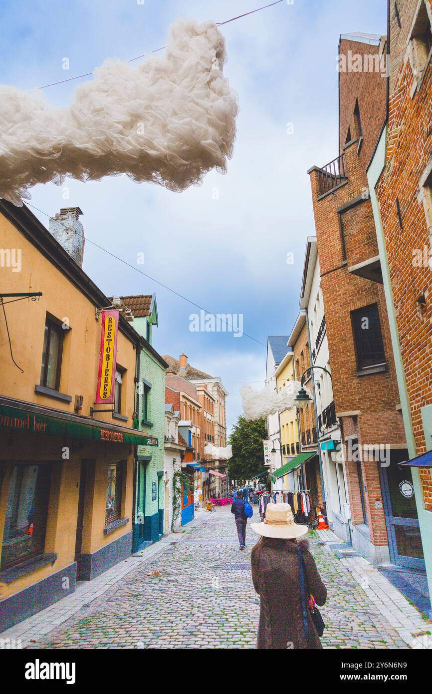 Belgique, Bruxelles, installation artistique éphémère du peintre belge René Magritte dans le quartier des Marolles. Banque D'Images