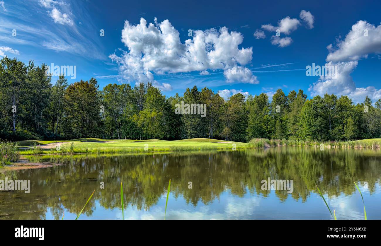Un terrain de golf vert avec un ciel bleu nuageux lors d'une belle journée d'été au Canada Banque D'Images