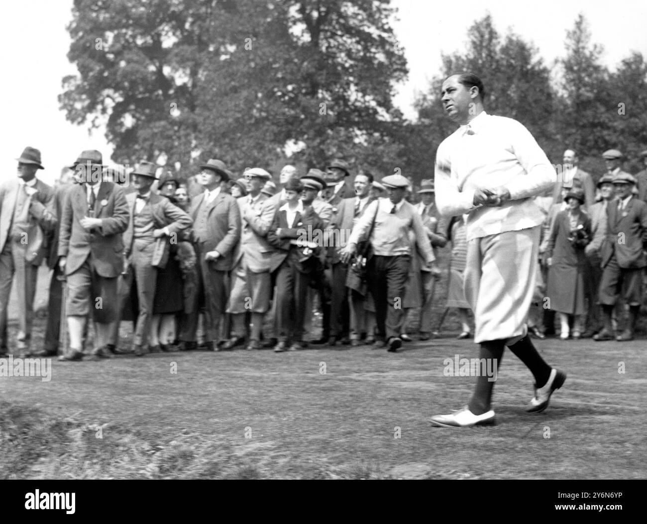 Professional Golf Foursome au Wentworth Club, Virginia Water Great Britain v United States Hagen (USA) au volant du 1er tee 4 juin 1926 Hagen, Walter Charles golfeur américain ; a remporté l'US Open 1914, 1919 ; a remporté le championnat PGA 1921, 1924, 1925, 1926, 1927; vainqueur de l'Open de Grande-Bretagne 1922, 1924, 1928, 1929  1892-1969 Banque D'Images