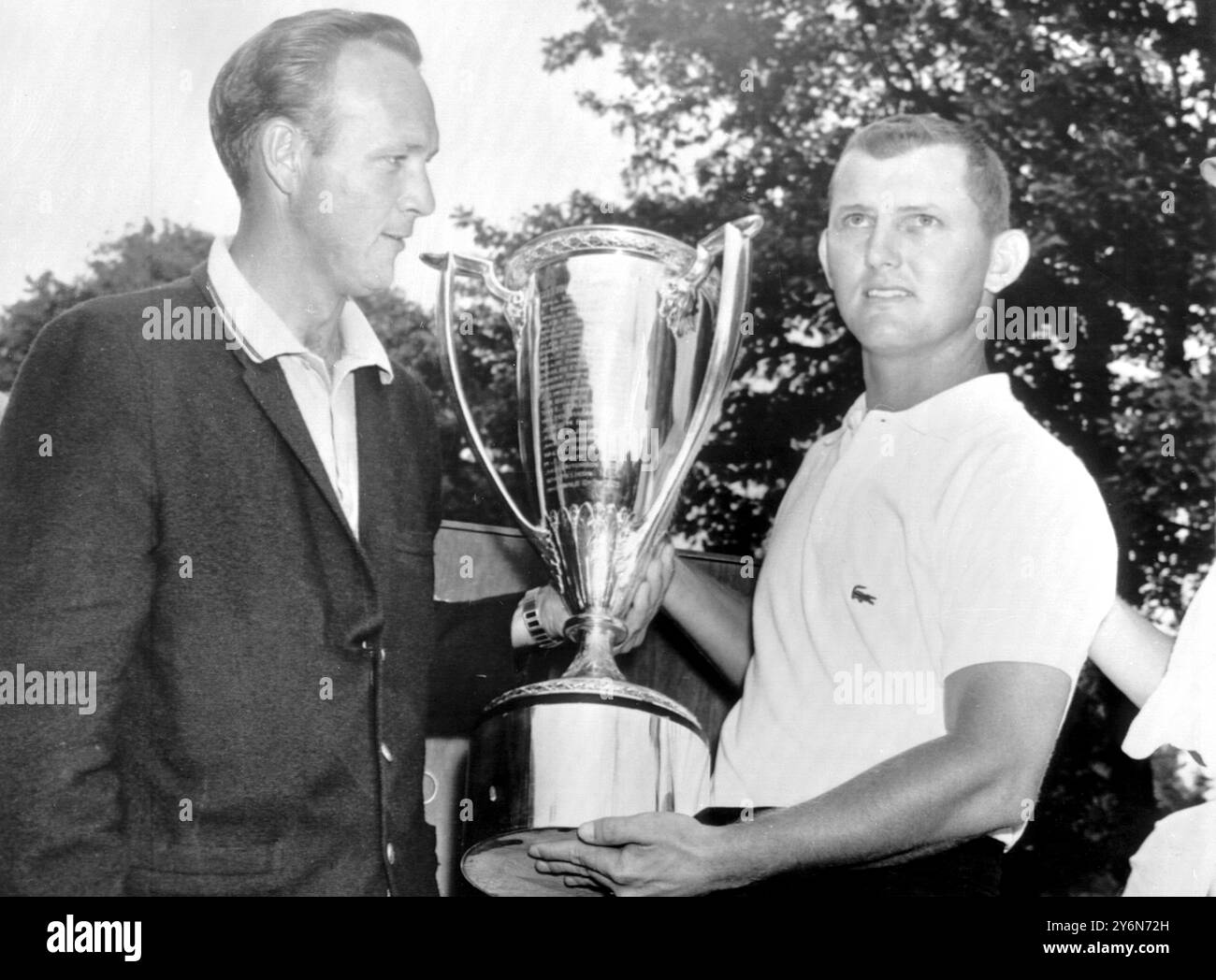 Chicago : Jack Cupit de longview, Texas, (à droite) vainqueur du 1962 Western Open Golf Meet ici, le 1er juillet sur la photo recevant le trophée d'Arnold Palmer (à gauche), vainqueur de 1961. Cupit a tiré un tour final 71 pour un total de 3 sous le par de 281. 3 juillet 1962 Banque D'Images