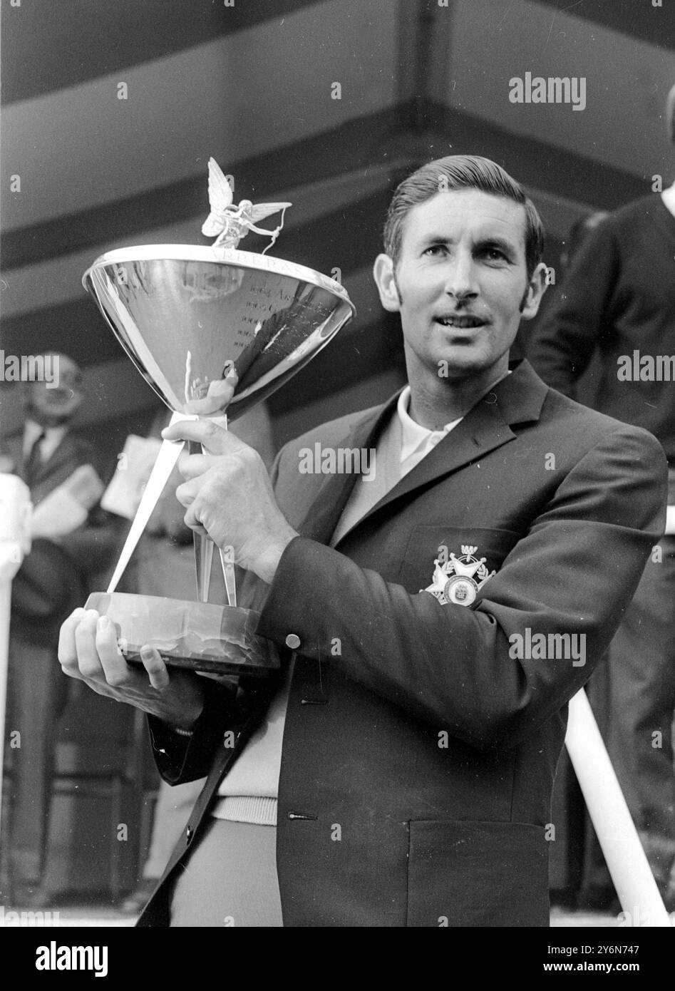 Wentworth, Angleterre : le gaucher néo-zélandais Bob Charles reçoit le trophée de M. Philip Bulpit, chariman de carreras, après avoir remporté la finale du Championnat du monde de golf piccadilly. Il a battu l'américain Gene Littler dans une finale palpitante de 36 trous. Ils étaient tous carrés après le 36e et au match de la mort soudaine qui a suivi, Charles a fait un merveilleux aigle trois au 37e pour remporter le titre et le premier prix de £5 750. 11 octobre 1969 Banque D'Images