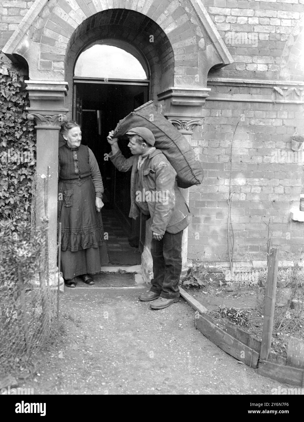 Distribution le King's Coal à Windsor. Être livré à une almshouse Windsor. 22 décembre 1922 Banque D'Images