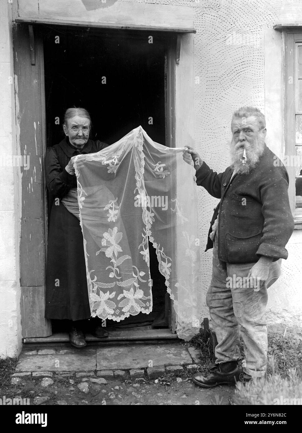 Une industrie peu connue dans l'Essex. Une industrie vieille de plusieurs siècles se poursuit dans les chalets de Coggeshall où tambour Lace est encore fabriqué par les villageois pour le marché de Londres. M. et Mme Bartrolomew au travail. Mme Bartholomew travaille dans la dentelle depuis l'âge de 9 ans jusqu'à son âge actuel de 68 ans. 14 novembre 1919. Banque D'Images