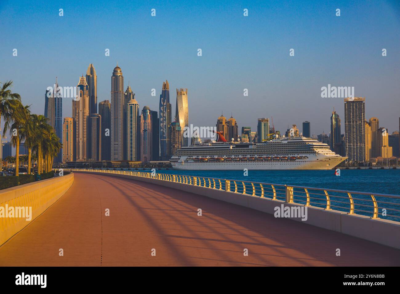Émirats Arabes Unis, Dubaï, Dubaï Marina vu du Palm Jumeirah. La splendeur du carnaval, des chantiers navals Fincantieri, de la ligne de croisière Carni Banque D'Images