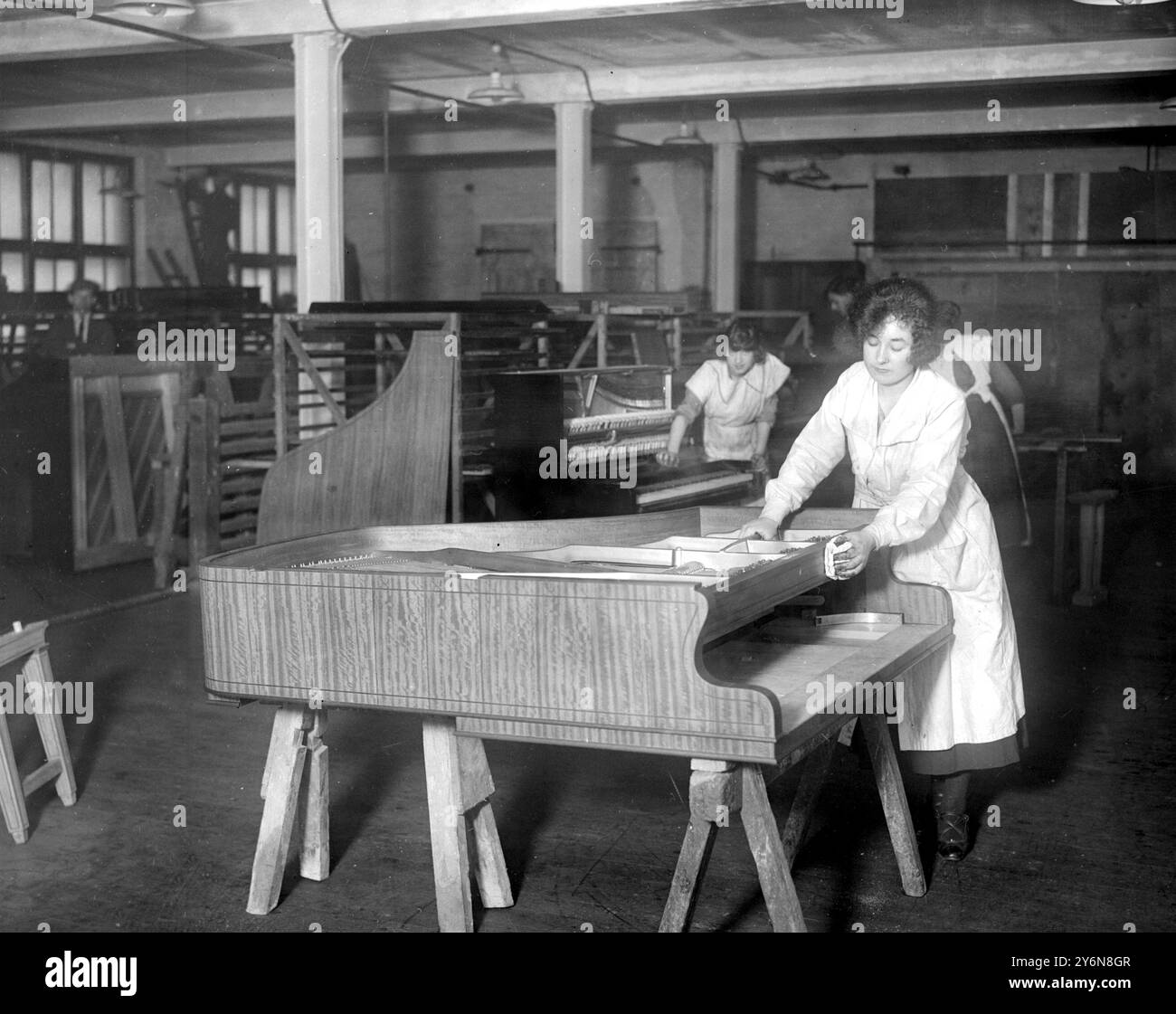 Fabrication de piano à l'usine de Brinsmead. Polissage d'un boîtier en bois de satiné fin. 10 décembre 1920 Banque D'Images