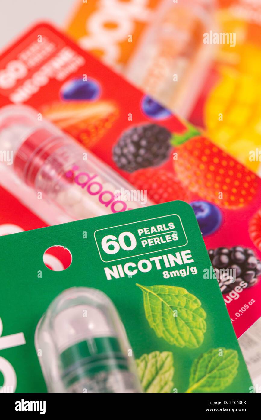 Nature morte sur le thème des produits de remplacement de cigarette. Perle de nicotine de marque Nicopod Banque D'Images