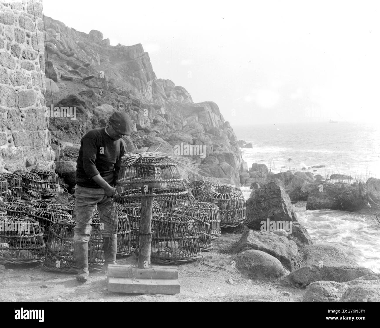 Fabrication de Crab-pot à Penberth, Cornwall. Banque D'Images