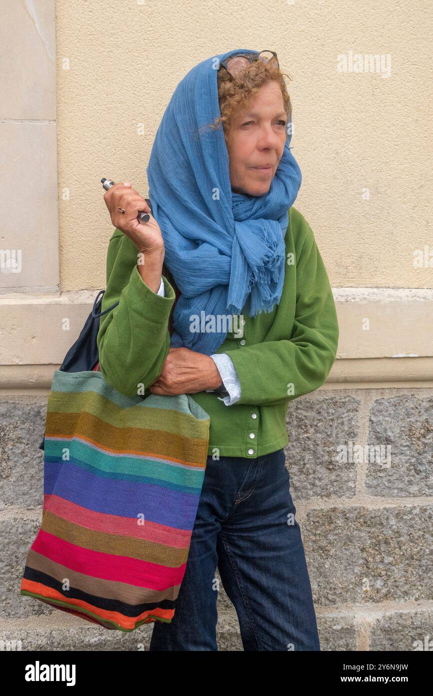 Femme avec écharpe. 60 ans . AUTORISATION DE PRESSE PUBLIANT DE LA PUBLICITÉ Banque D'Images