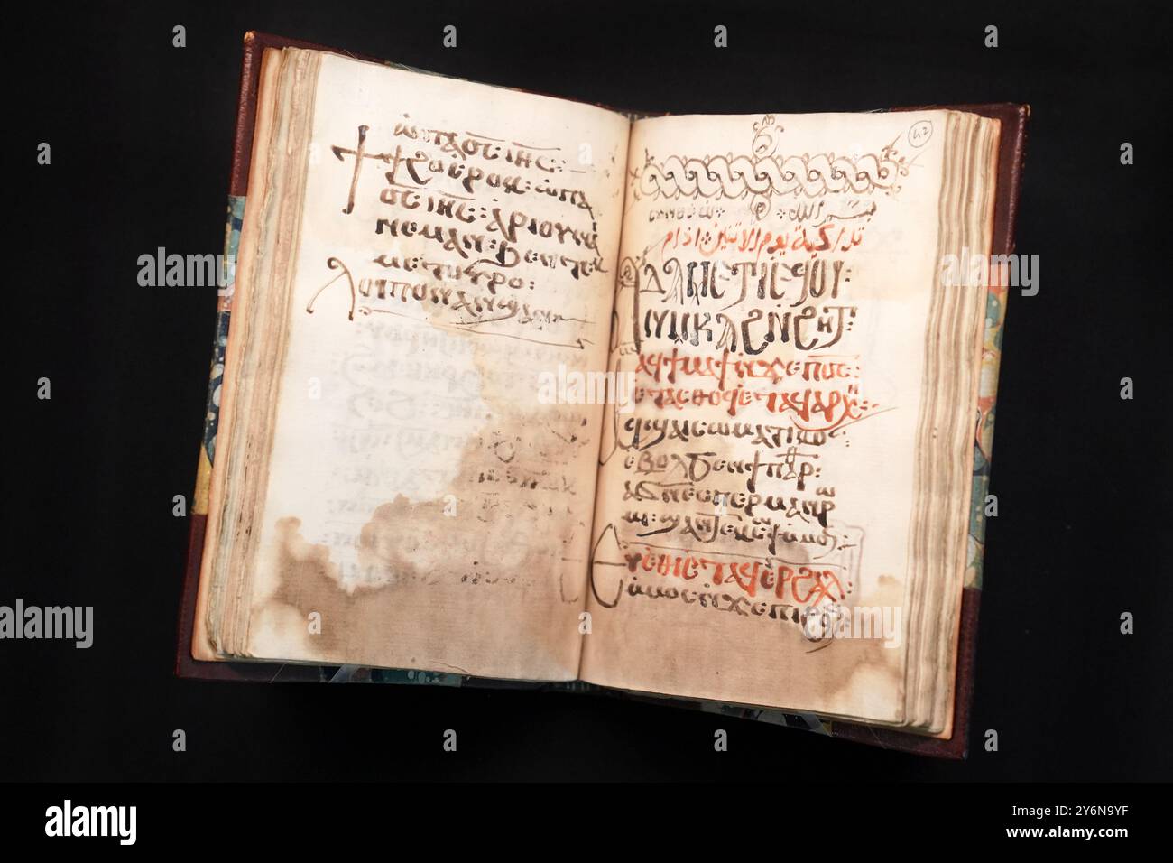 Une collection de textes liturgiques d'avant 1615 écrits dans un mélange d'écritures coptes et arabes et avec des portions de grec en écriture arabe exposées lors de l'avant-première de presse de "Endless Stories", une exposition de manuscrits rares arabes, persans et hébreux à la bibliothèque de l'Université de Cambridge, Cambridge. L’exposition expose pour la première fois quelques-uns des manuscrits les plus importants de ce type partout dans le monde, révélant comment l’Occident interagissait et voyait le monde islamique à partir du XIIIe siècle. Date de la photo : jeudi 26 septembre 2024. Banque D'Images