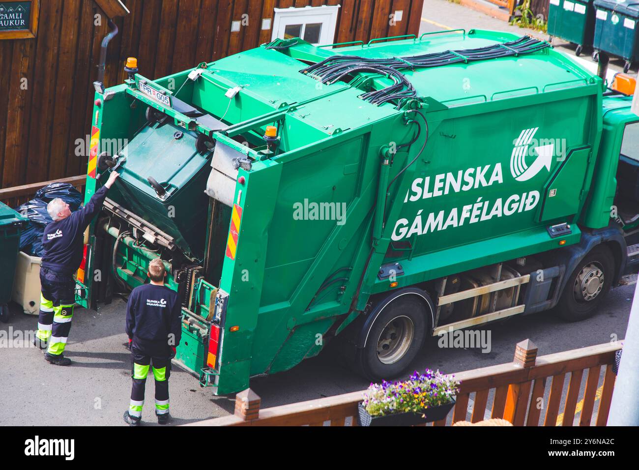 Islande, Reykjavik, camion poubelle dans le centre-ville Banque D'Images